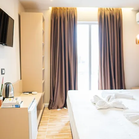 Garden Palace Station touristique Golem (Tirana)